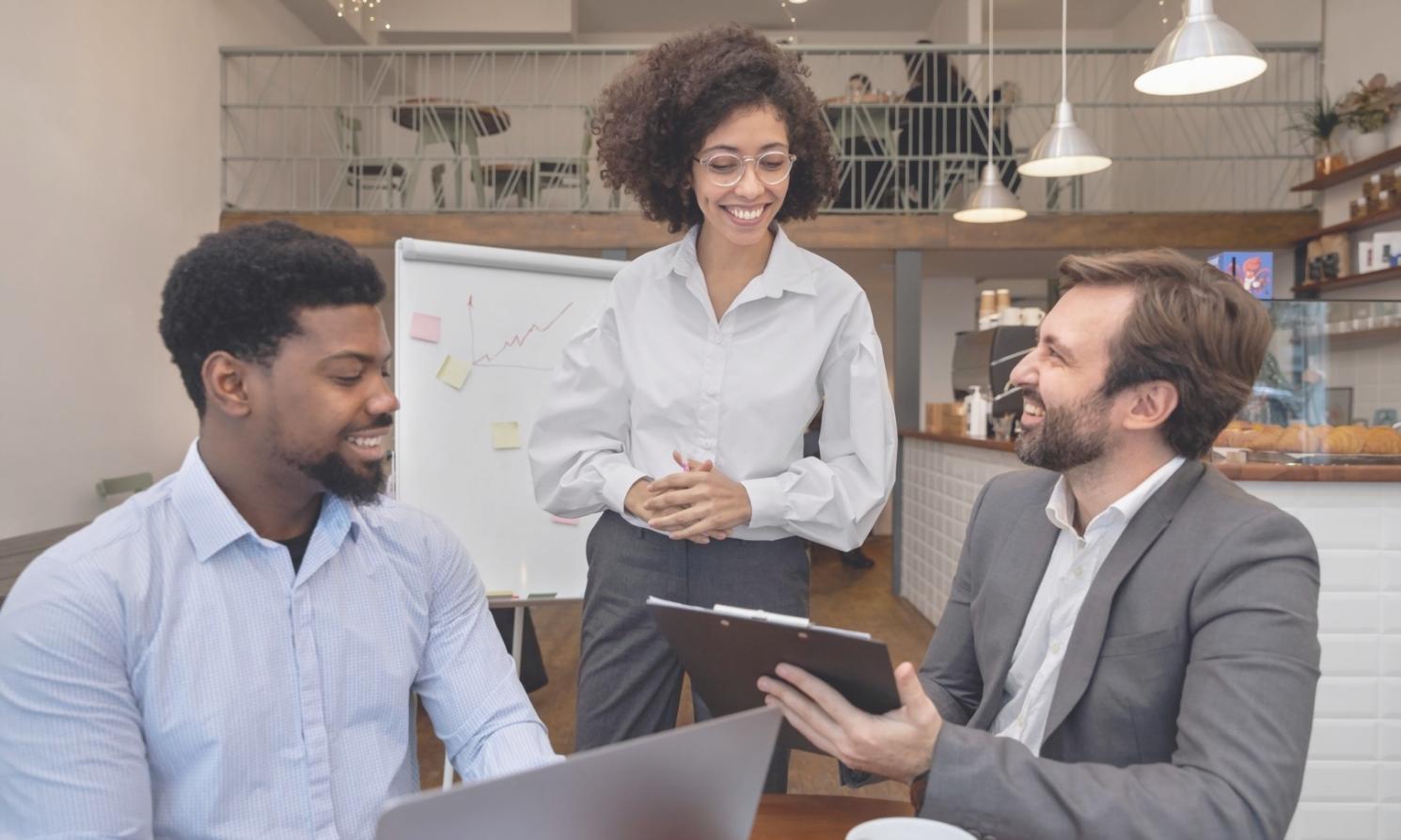 Consulente finanziario che analizza dati economici personalizzati